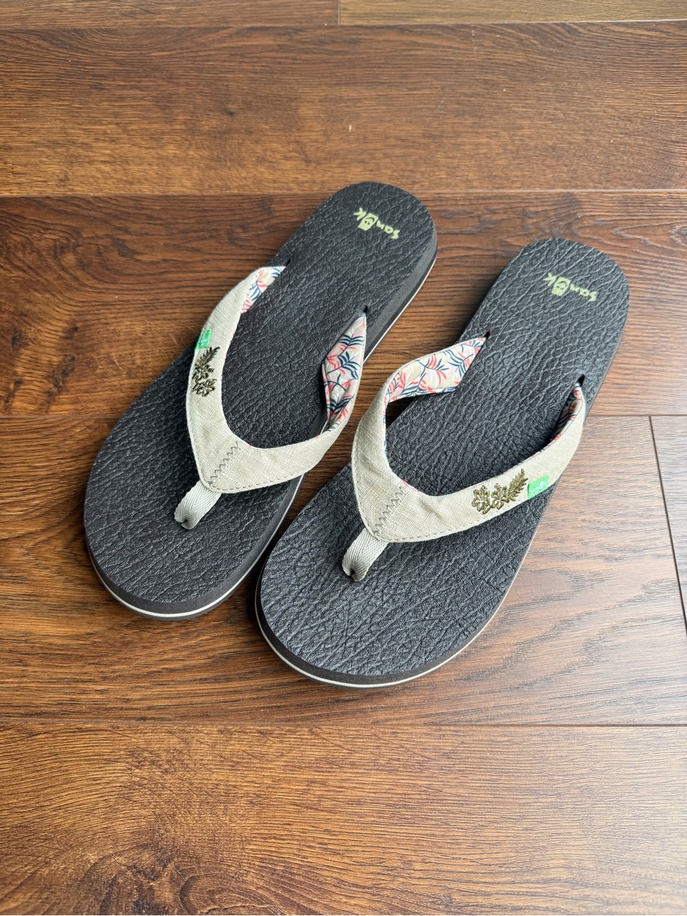 Sanuk Flip-Flop Sandals with Beige Floral Straps